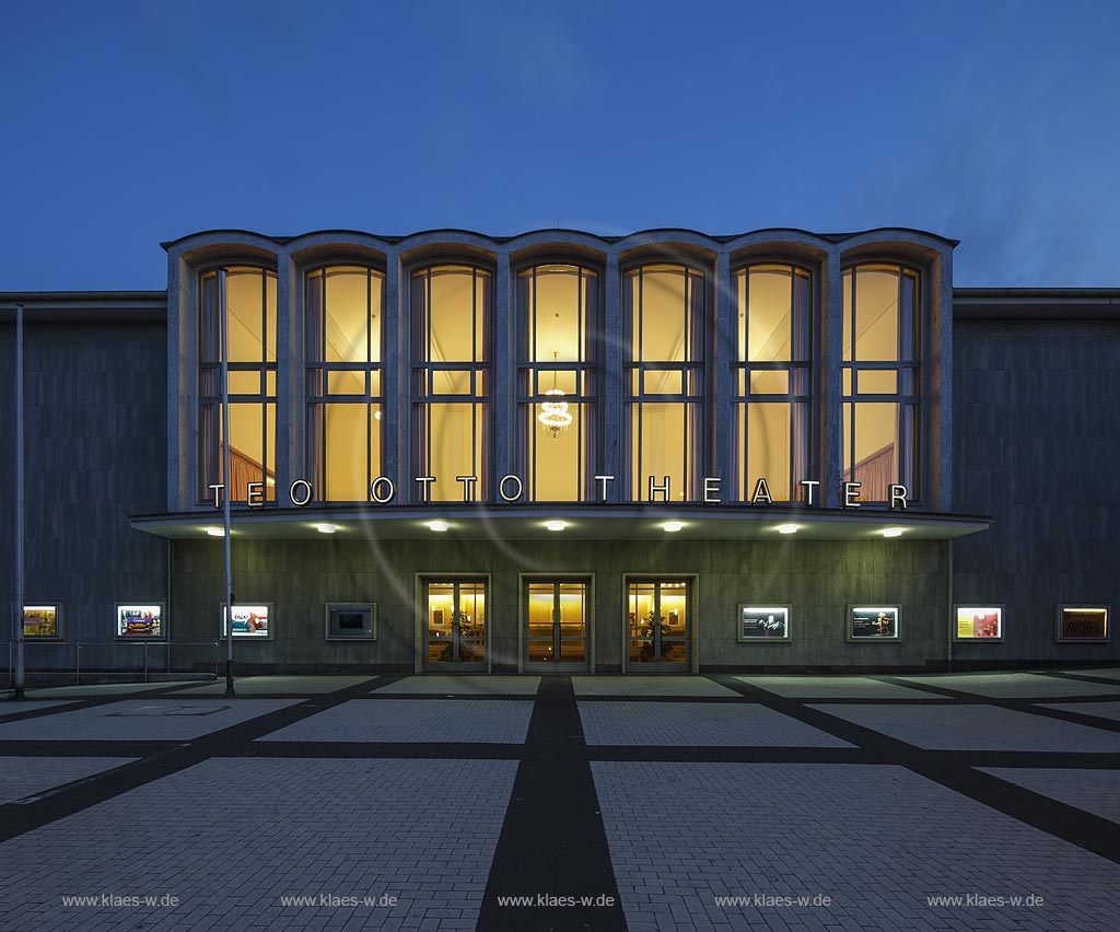 Remscheid, Theo-Otto-Theater zur blauen Stunde; Remscheid, theatre Theo-Otto-Theater at blue hour.