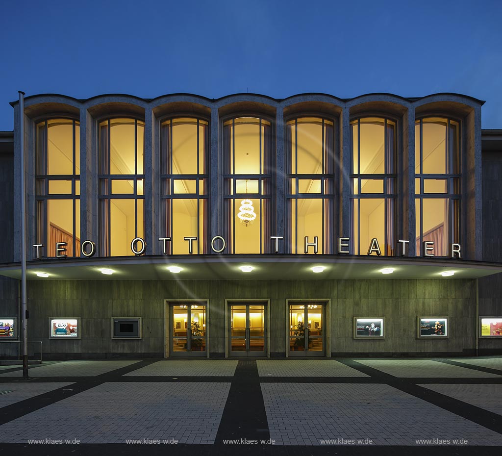 Remscheid, Theo-Otto-Theater zur blauen Stunde; Remscheid, theatre Theo-Otto-Theater at blue hour.