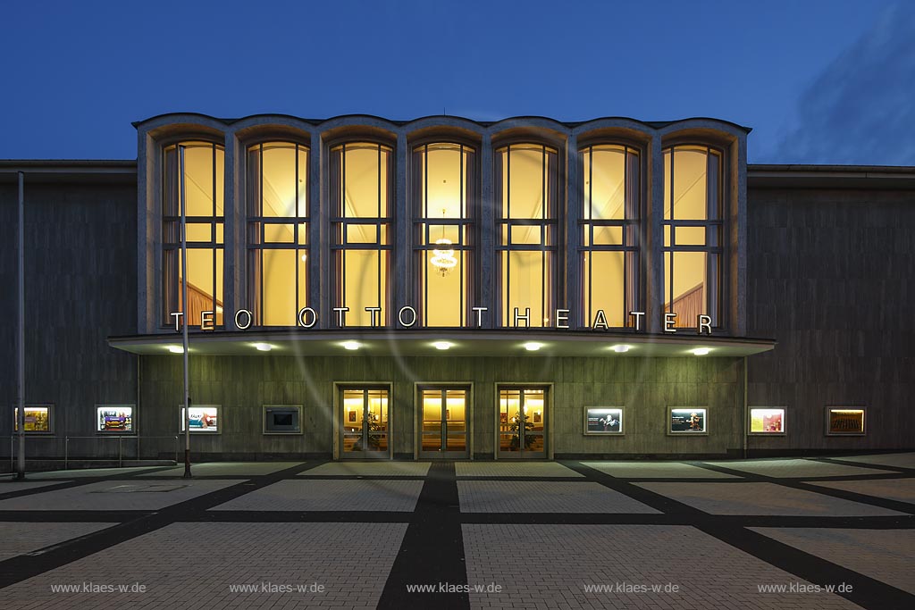 Remscheid, Theo-Otto-Theater zur blauen Stunde; Remscheid, theatre Theo-Otto-Theater at blue hour.