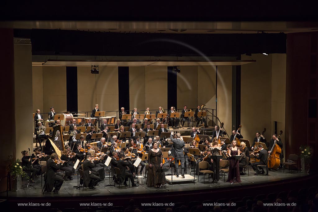 Remscheid, Teo Otto Theater, Bergische Symphoniker, 5. Philharmonisches Konzert, Peter Kuhn, Leitung, Ulrich Mutz, Moderation, v.l.n.re: Christiane Iven Sopran, Marina Prudenskaja Mezzosopran, Annika Boos Sopran