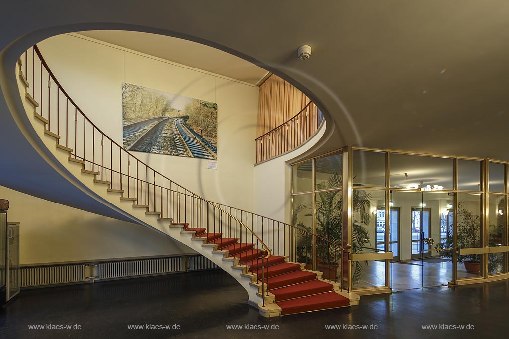 Remscheid, Teo Otto-Theater, 1952 wurde durch die Plaene des Architekten "Ernst Huhn" der erste Bauabschnitt des Stadttheaters begonnen. Am 11. Januar 2000 nahm die Stadt Remscheid das Theater in ihre Denkmalliste auf. Am 30. September 2001 wurde es nach dem Remscheider Buehnenbildner "Teo Otto" benannt. Zwischen 2002 und 2004 erfolgten umfangreiche Renovierungsmassnahmen im Stil der 1950er Jahre;  Remscheid, theater Teo Otto-Theater.