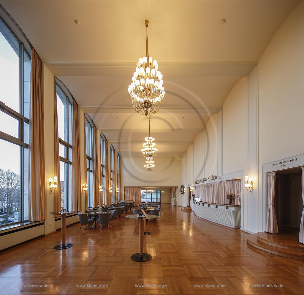 Remscheid, Teo Otto-Theater, 1952 wurde durch die Plaene des Architekten "Ernst Huhn" der erste Bauabschnitt des Stadttheaters begonnen. Am 11. Januar 2000 nahm die Stadt Remscheid das Theater in ihre Denkmalliste auf. Am 30. September 2001 wurde es nach dem Remscheider Buehnenbildner "Teo Otto" benannt. Zwischen 2002 und 2004 erfolgten umfangreiche Renovierungsmassnahmen im Stil der 1950er Jahre;  Remscheid, theater Teo Otto-Theater.