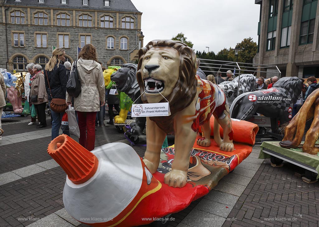 Remscheid, Loewenparade zum 85 jaehrigem Jubilaeum als Grossstadt am "Theodor-Heuss-Platz", Loewe der Zahnarztpraxis von "Dr. Frank Hollmann"; Remscheid, anniversary celebration.