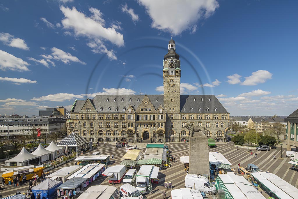 Remscheid, Theodor Heuss Platz mit Wochenmarkt, Denkmal Bergischer Loewe und Rathaus; Remscheid, square Theodor Heuss Strasse with  weekly market, memorial "Bergischer Loewe" and town hall.