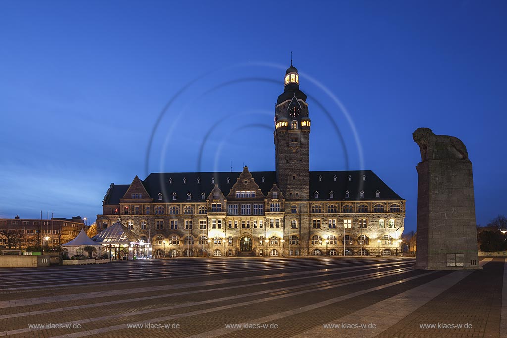 Remscheid, Theodor Heuss-Platz mit dem 1906 eingeweihten Rathaus und Denkmal "Bergischer Loewe", Wappentier des Bergischen Landes seit 1225, zur Blauen Stunde. Das einschliesslich Sockel 3,5 m hohe Denkmal aus dem Jahre 1939 besteht aus Muschelkalk; Remscheid, squareTheodor Heuss-Platz with townhall at blue hour.