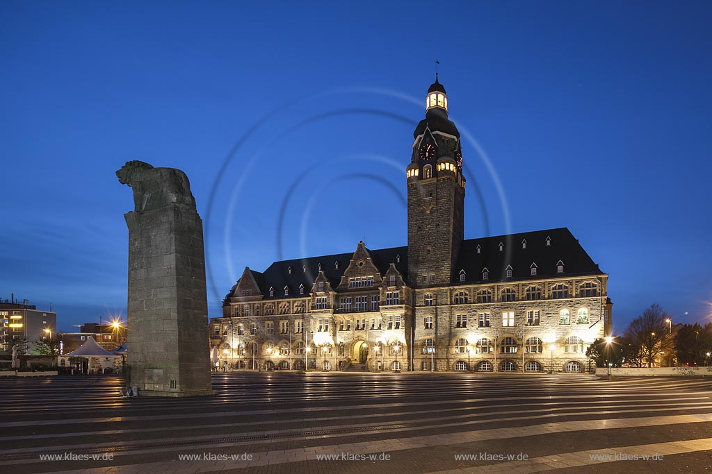 Remscheid, Theodor Heuss-Platz mit dem 1906 eingeweihten Rathaus und Denkmal "Bergischer Loewe", Wappentier des Bergischen Landes seit 1225, zur Blauen Stunde. Das einschliesslich Sockel 3,5 m hohe Denkmal aus dem Jahre 1939 besteht aus Muschelkalk; Remscheid, squareTheodor Heuss-Platz with townhall at blue hour.