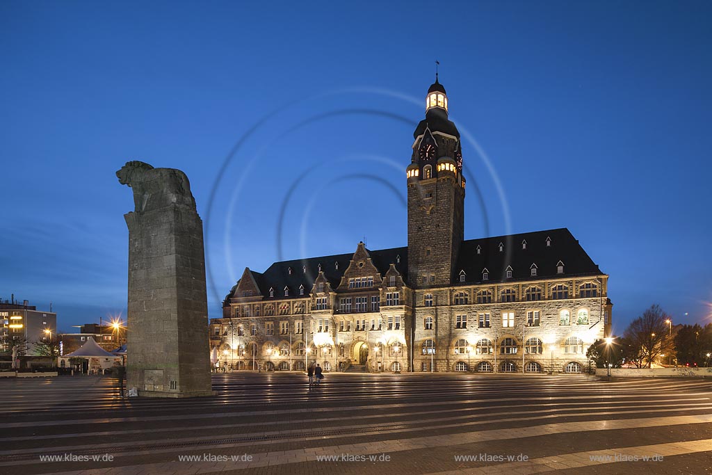 Remscheid, Theodor Heuss-Platz mit dem 1906 eingeweihten Rathaus und Denkmal "Bergischer Loewe", Wappentier des Bergischen Landes seit 1225, zur Blauen Stunde. Das einschliesslich Sockel 3,5 m hohe Denkmal aus dem Jahre 1939 besteht aus Muschelkalk; Remscheid, squareTheodor Heuss-Platz with townhall at blue hour.
