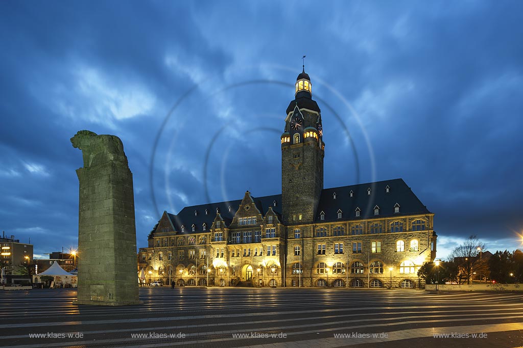 Remscheid, Theodor Heuss-Platz mit dem 1906 eingeweihten Rathaus und Denkmal "Bergischer Loewe", Wappentier des Bergischen Landes seit 1225, zur Blauen Stunde. Das einschliesslich Sockel 3,5 m hohe Denkmal aus dem Jahre 1939 besteht aus Muschelkalk; Remscheid, squareTheodor Heuss-Platz with townhall at blue hour.