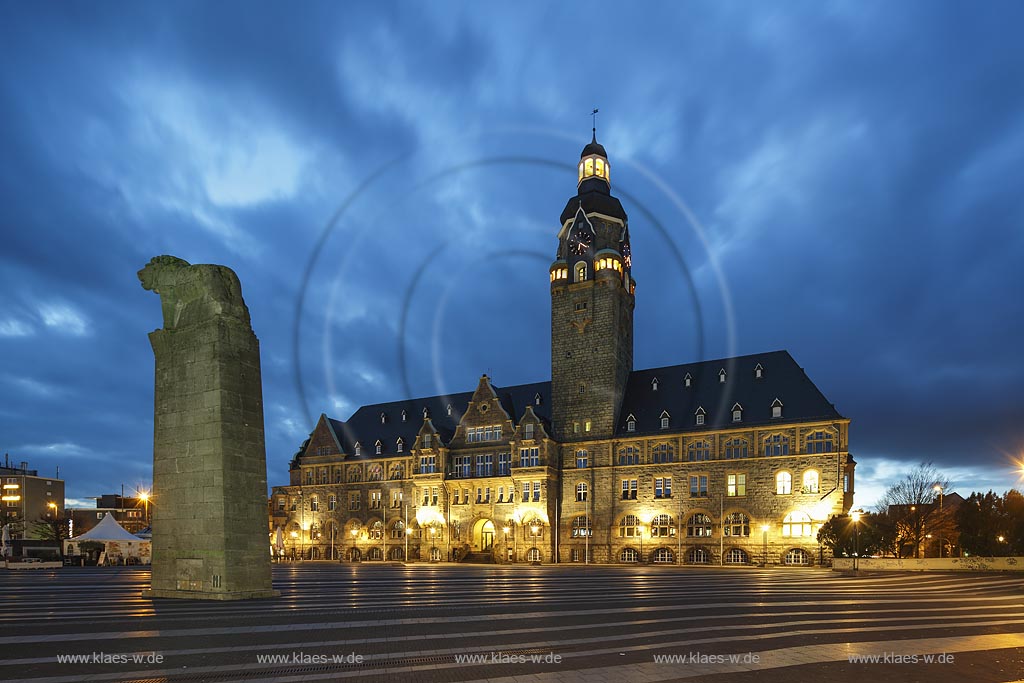 Remscheid, Theodor Heuss-Platz mit dem 1906 eingeweihten Rathaus und Denkmal "Bergischer Loewe", Wappentier des Bergischen Landes seit 1225, zur Blauen Stunde. Das einschliesslich Sockel 3,5 m hohe Denkmal aus dem Jahre 1939 besteht aus Muschelkalk; Remscheid, squareTheodor Heuss-Platz with townhall at blue hour.