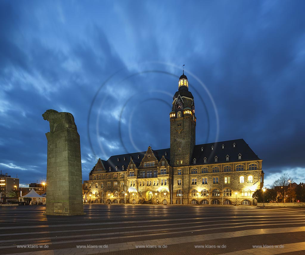Remscheid, Theodor Heuss-Platz mit dem 1906 eingeweihten Rathaus und Denkmal "Bergischer Loewe", Wappentier des Bergischen Landes seit 1225, zur Blauen Stunde. Das einschliesslich Sockel 3,5 m hohe Denkmal aus dem Jahre 1939 besteht aus Muschelkalk; Remscheid, squareTheodor Heuss-Platz with townhall at blue hour.