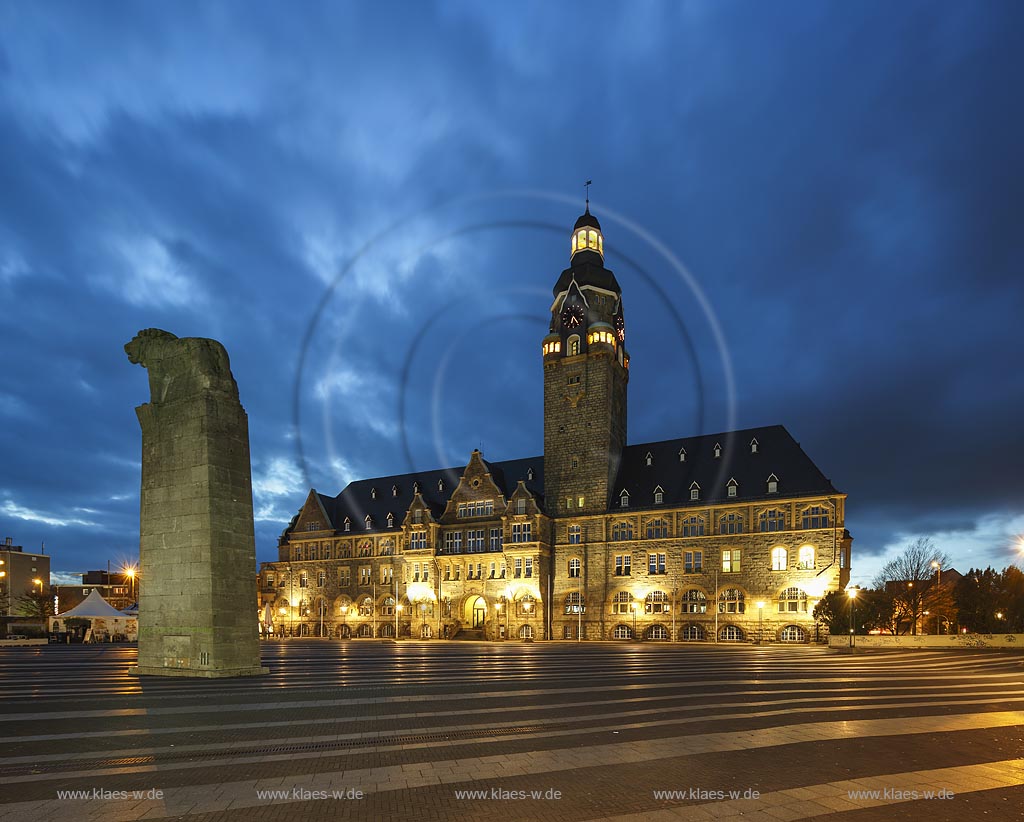 Remscheid, Theodor Heuss-Platz mit dem 1906 eingeweihten Rathaus und Denkmal "Bergischer Loewe", Wappentier des Bergischen Landes seit 1225, zur Blauen Stunde. Das einschliesslich Sockel 3,5 m hohe Denkmal aus dem Jahre 1939 besteht aus Muschelkalk; Remscheid, squareTheodor Heuss-Platz with townhall at blue hour.