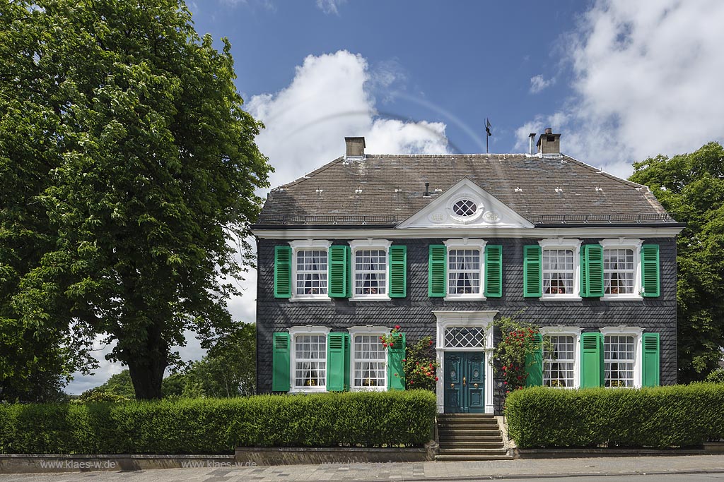 Remscheid Vieringhausen, Haus Hindrichs, Baujahr: 1787, mit  Zwerchgiebel mit Schnitzwerk der Datierung und Initialen,  rhombenfoermig angeordnete Sprossen von Tueroberlicht und Speicherfenster; Remscheid Vieringhausen, house Haus Hindrichs, anno 1787.