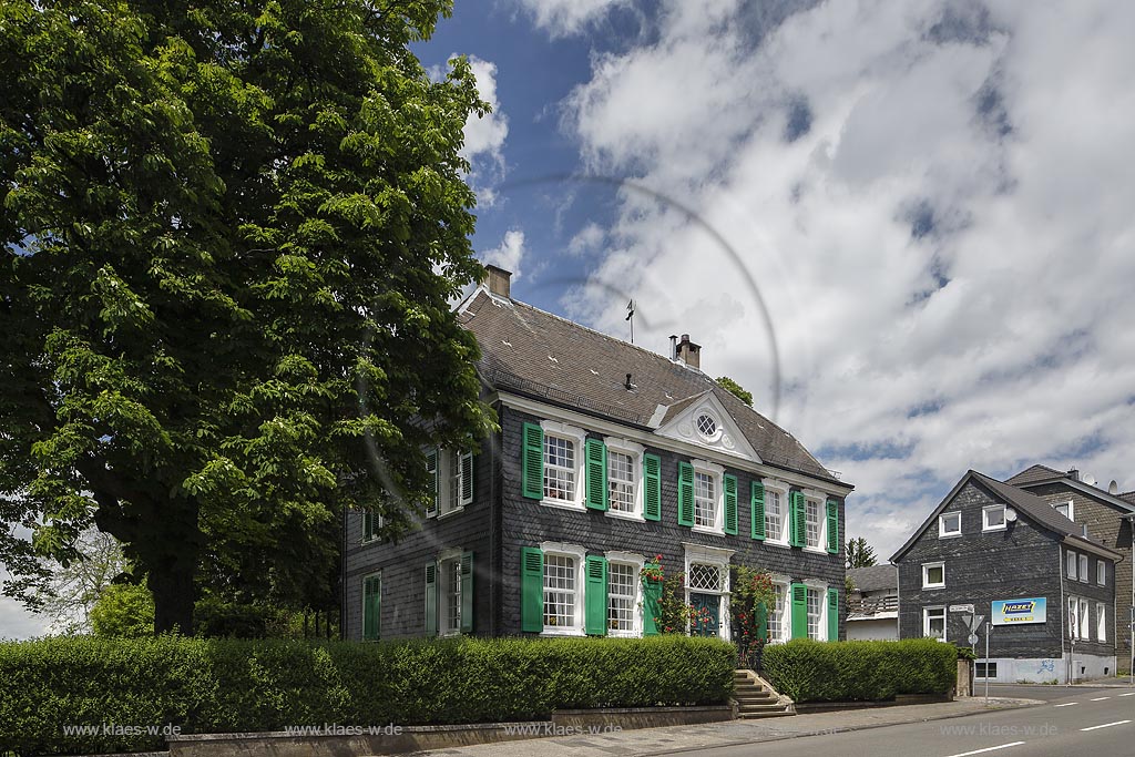 Remscheid Vieringhausen, Haus Hindrichs, Baujahr: 1787, mit  Zwerchgiebel mit Schnitzwerk der Datierung und Initialen,  rhombenfoermig angeordnete Sprossen von Tueroberlicht und Speicherfenster; Remscheid Vieringhausen, house Haus Hindrichs, anno 1787.