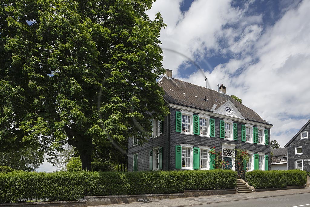 Remscheid Vieringhausen, Haus Hindrichs, Baujahr: 1787, mit  Zwerchgiebel mit Schnitzwerk der Datierung und Initialen,  rhombenfoermig angeordnete Sprossen von Tueroberlicht und Speicherfenster; Remscheid Vieringhausen, house Haus Hindrichs, anno 1787.