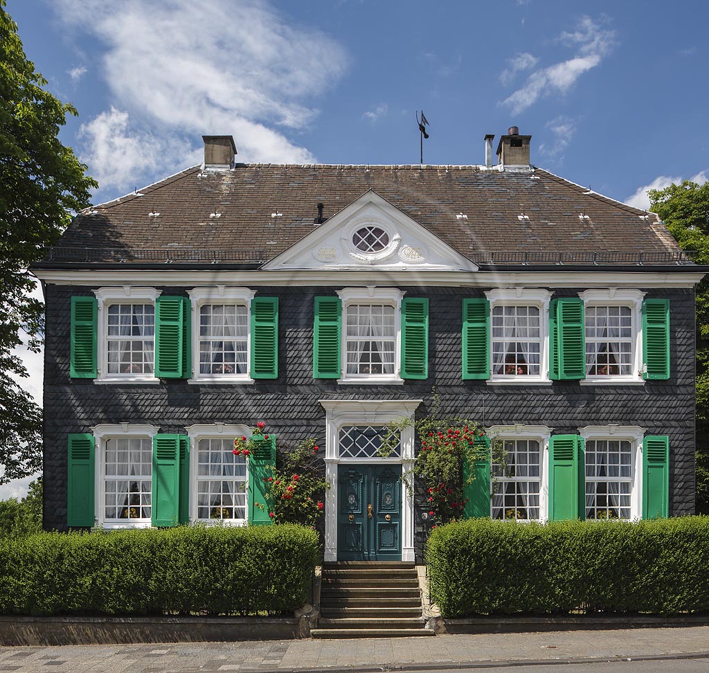 Remscheid Vieringhausen, Haus Hindrichs, Baujahr: 1787, mit  Zwerchgiebel mit Schnitzwerk der Datierung und Initialen,  rhombenfoermig angeordnete Sprossen von Tueroberlicht und Speicherfenster; Remscheid Vieringhausen, house Haus Hindrichs, anno 1787.