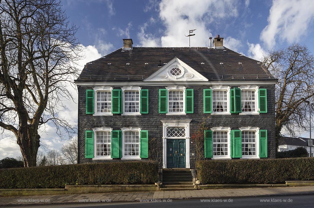 Remscheid Vieringhausen, Haus Hindrichs, Baujahr: 1787, mit Zwerchgiebel mit Schnitzwerk der Datierung und Initialen, rhombenfoermig angeordnete Sprossen von Tueroberlicht und Speicherfenster; Remscheid Vieringhausen, house Haus Hindrichs, anno 1787.
