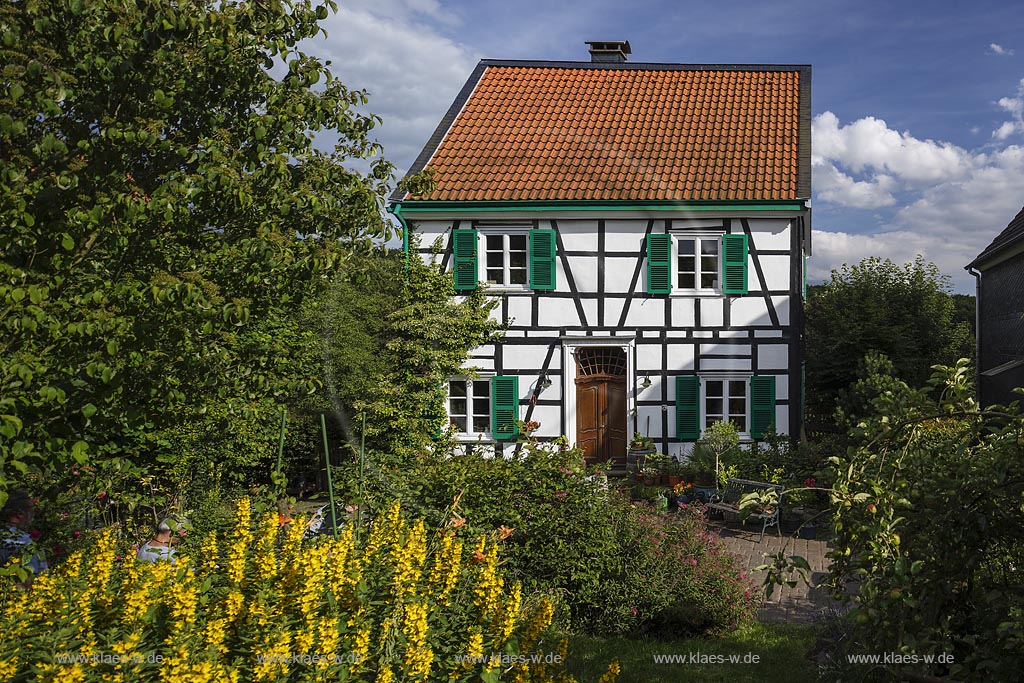 Remscheid, Westhausen, Kueppelstein, Blick auf Fassade von einem Fachwerkhaus im Sommer mit blauem Himmel und Wolken. Remscheid, Westhausen, Kueppelstein, With a view to the front from a half-timber house in the Summer with blue Sky and Clouds.