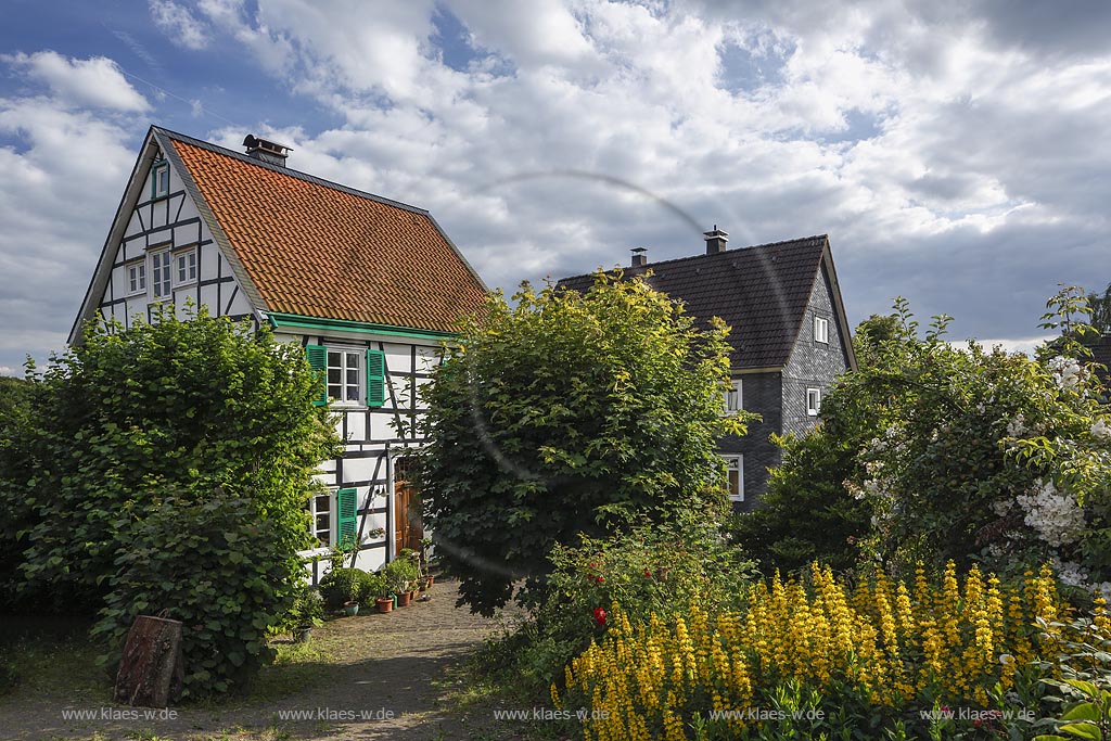 Remscheid, Westhausen, Kueppelstein, Blick auf Fassade von einem Fachwerkhaus im Sommer mit blauem Himmel und Wolken. Remscheid, Westhausen, Kueppelstein, With a view to the front from a half-timber house in the Summer with blue Sky and Clouds.