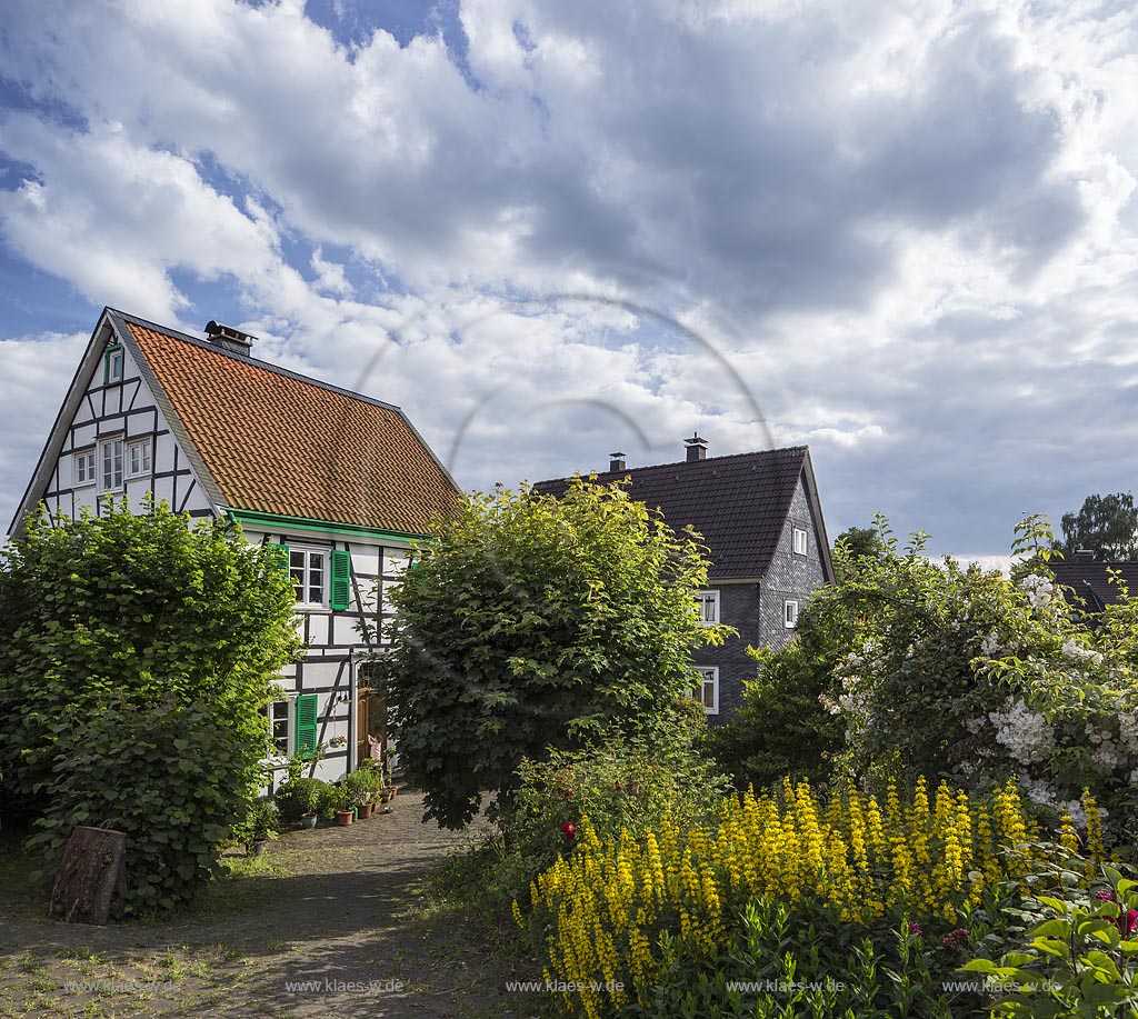 Remscheid, Westhausen, Kueppelstein, Blick auf Fassade von einem Fachwerkhaus im Sommer mit blauem Himmel und Wolken. Remscheid, Westhausen, Kueppelstein, With a view to the front from a half-timber house in the Summer with blue Sky and Clouds.