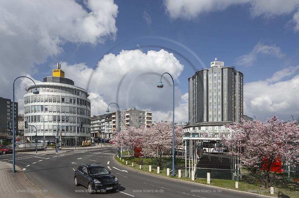 Remscheid, "Willy-Brandt-Platz" mit ADAC-Haus und "Hotel Remscheider Hof", Fruehe Zier-Kirsche Rosaceae, Prunus Accolade; Remscheid, square Willy-Brandt-Platz with house ADAC-Haus and hotel "Hotel Remscheider Hof".
