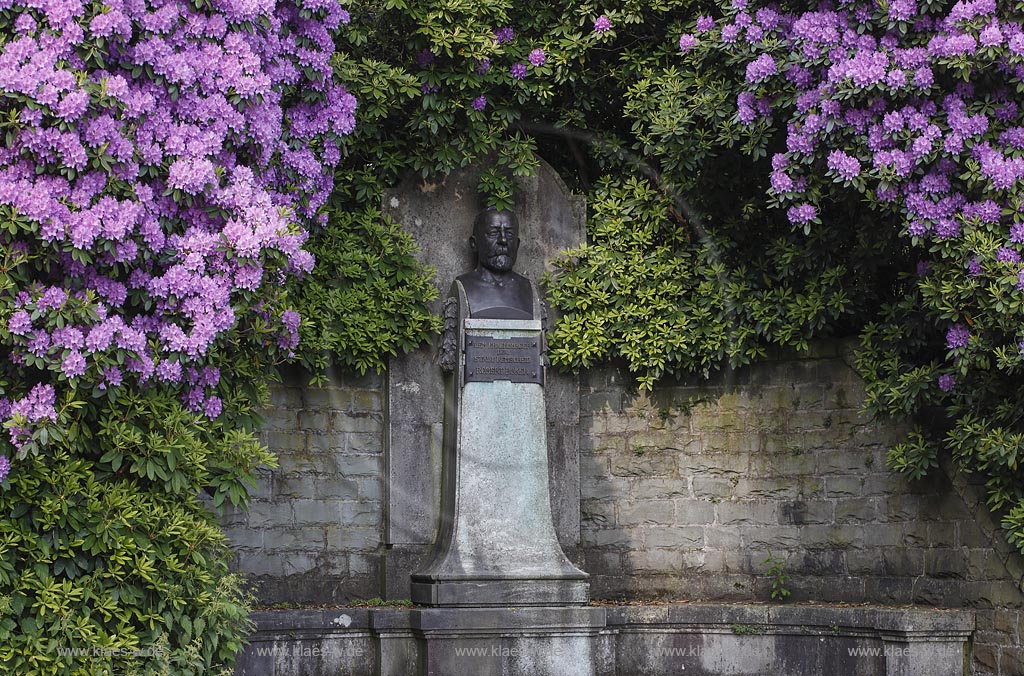 Remscheid, Denkmal fuer "Justus Robert Boeker",  * 27. Mai 1843 in Remscheid,  17. April 1912 in Remscheid. Er war ein deutscher Kaufmann, Geheimer Kommerzienrat und Kommunalpolitiker; Remscheid, benchmark for Justus Robert Boecker, * 27th of May 1843 in Remscheid.