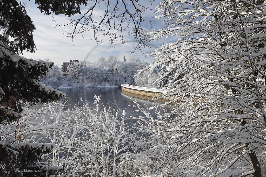 Remscheid, die Eschbachtalsperre, auch Remscheider Talsperre genannt, wurde von Otto Intze geplant und auf Betreiben des Remscheider Industriellen Robert Boeker nach Beschluss der Stadtverordnetenversammlung im Dezember 1888 von Mai 1889 bis 1891 nach dem Intze-Prinzip als Gewichtsstaumauer gebaut. Das wasserwirtschaftlich bedeutende Bauwerk war Vorlaeufer einer Vielzahl von weiteren sogenannten Intze-Staumauern; links im Bild das Motel der Remscheider Raststaette; Remscheid Eschbach barrage, the oldest german drinking water barrage 