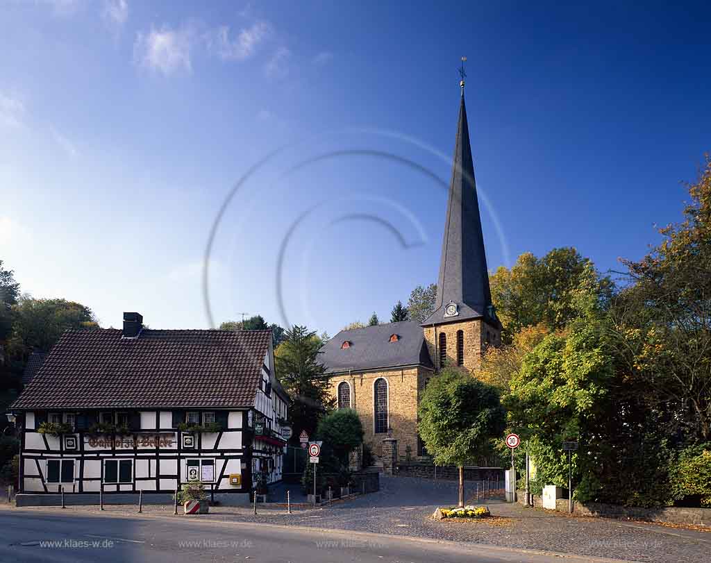 Rsrath, Roesrath, Rheinisch-Bergischer Kreis, Blick auf Kirche und Fachwerkhaus