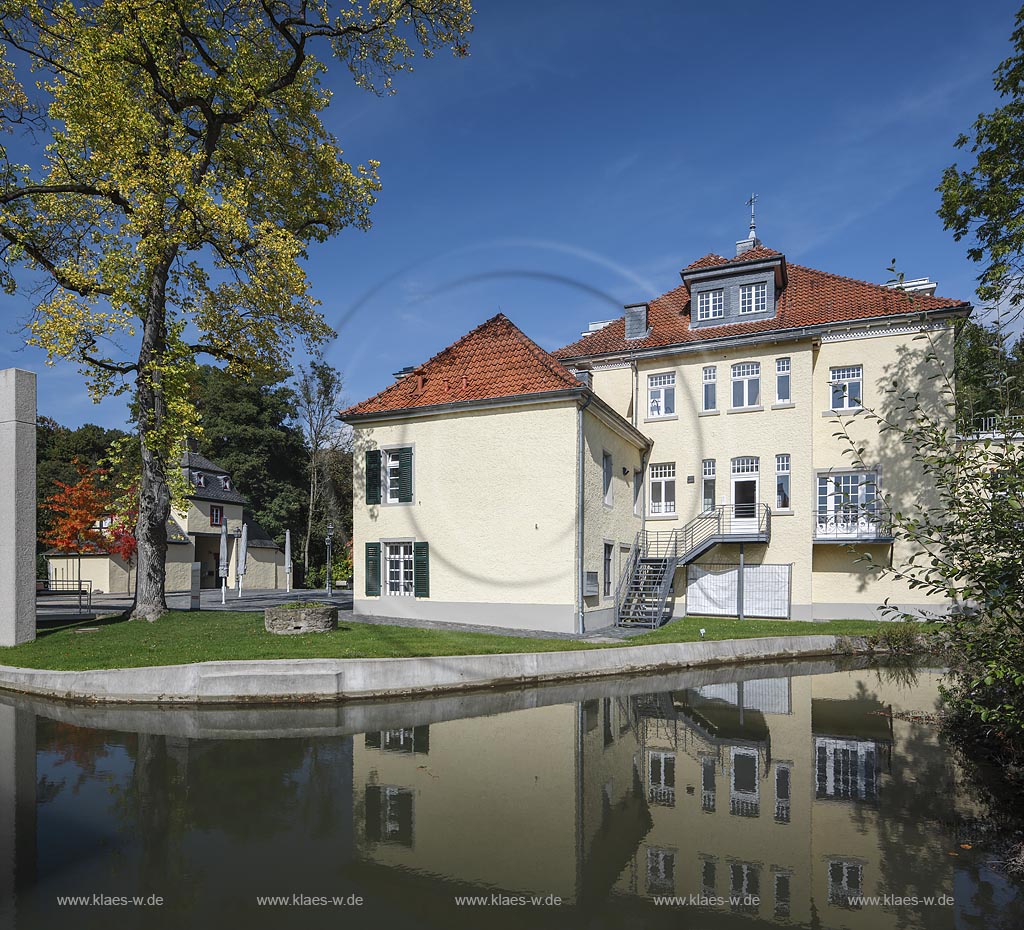 Roesrath, Schloss Eulenbroich, auch als Gute Stube von Roesrath bekannt, Zwischen 1200-1500 errichteten edelfreie Herren in Eulenbroich ein erstes befestigtes Burghaus; Roesrath, castle Schloss Eulenbroich.