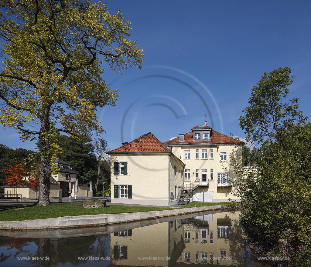 Roesrath, Schloss Eulenbroich, auch als Gute Stube von Roesrath bekannt, Zwischen 1200-1500 errichteten edelfreie Herren in Eulenbroich ein erstes befestigtes Burghaus; Roesrath, castle Schloss Eulenbroich.