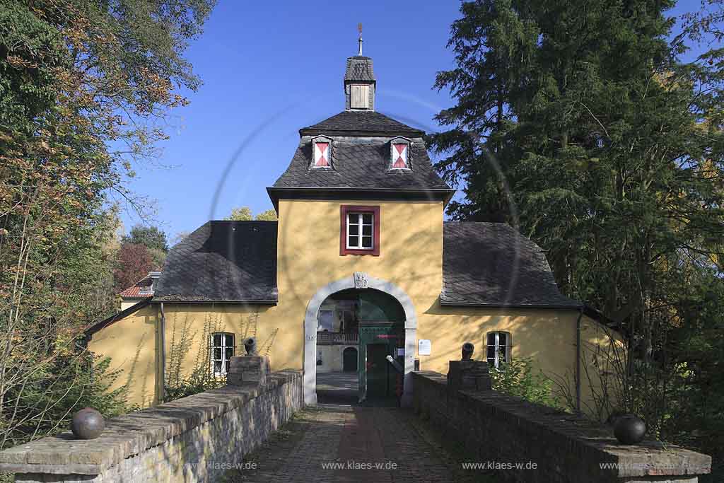 Rsrath, Roesrath, Rheinisch-Bergischer Kreis, Blick auf Schloss, Wasser Schloss Eulenbroich, Wahrzeichen der Stadt, mit Sicht auf Torhaus