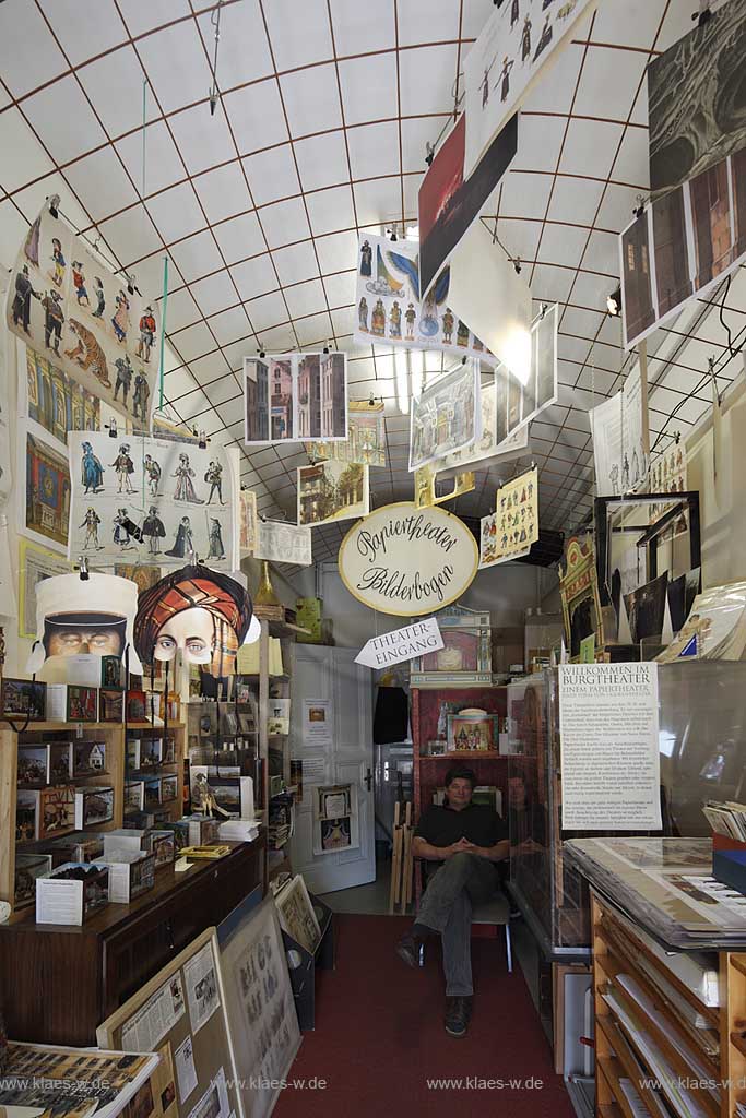 Solingen Burg, Burgtheater, Papiertheater, Blick in den Eingangsbereich mit Utensilien und Requisiten im Hintergrund sitzt der Theaterkeiter Peter Schauerte-Lueke; view to the entrance area with utensil, the carry-onbackground chief is sitting in the background