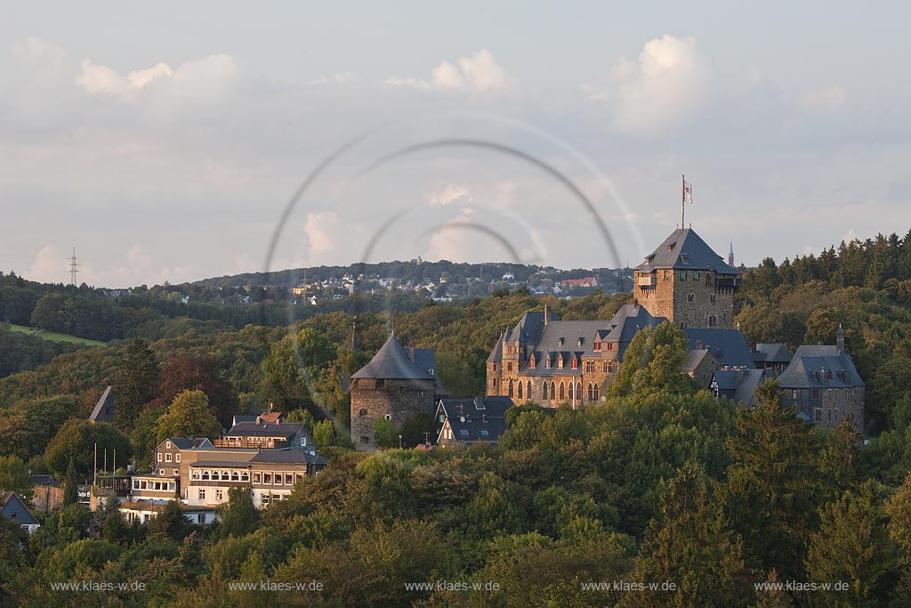 Solingen Burg Blick auf Schloss Burg in Saetsommerlandschaft im Abendlicht; View to castle Burg in late summer landscape in evening light