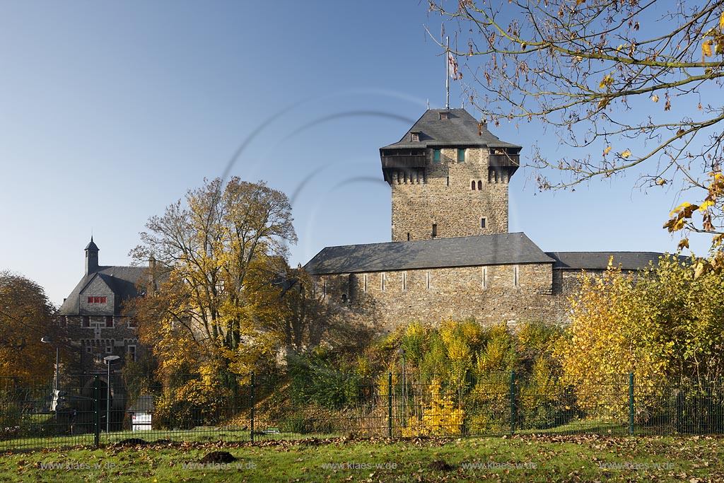 Solingen-Burg, Blick zu Schloss Burg mit Bergfied im Herbst; Solingen-Burg castle Burg in autum