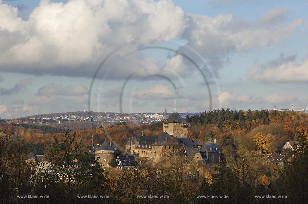 Solingen-Burg, Blick auf Schloss Burg in Herbststimmung; Solingen-Burg, view to castle Schloss Burg in autumn.