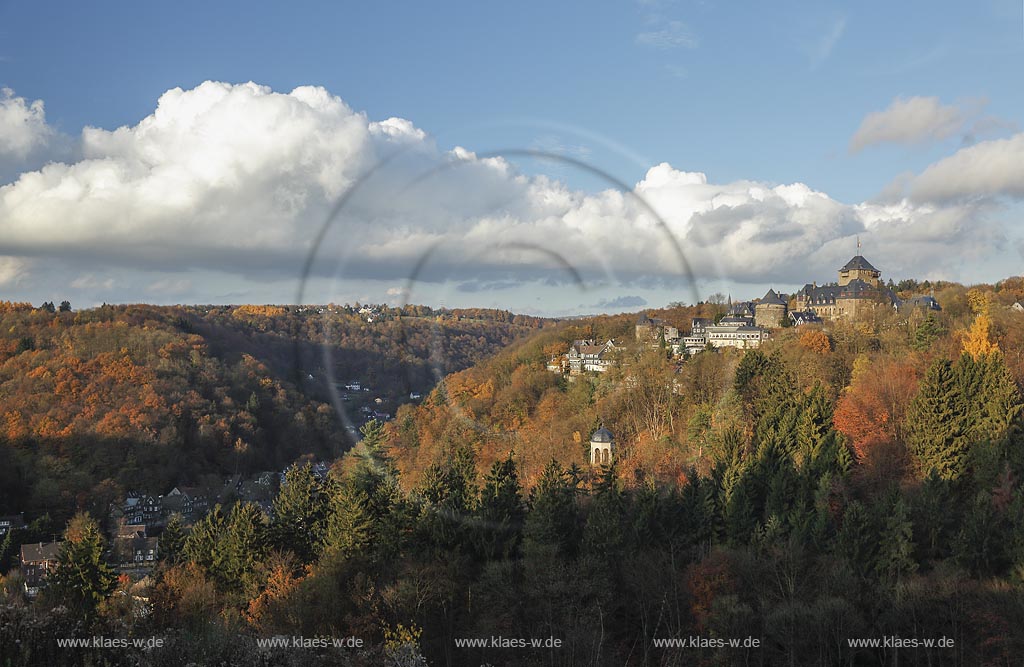 Solingen-Burg, Blick auf Schloss Burg und Diederichstempel in Herbststimmung; Solingen-Burg, view to castle Schloss Burg and Diederichstempel in autumn.