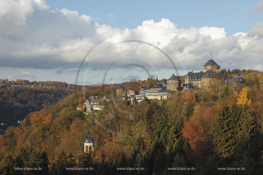 Solingen-Burg, Blick auf Schloss Burg und Diederichstempel in Herbststimmung; Solingen-Burg, view to castle Schloss Burg and Diederichstempel in autumn.