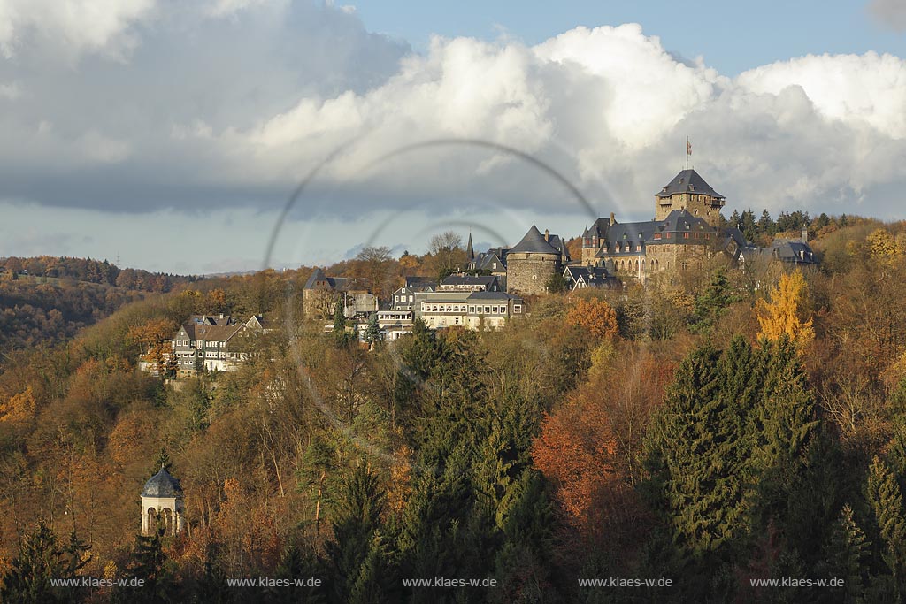 Solingen-Burg, Blick auf Schloss Burg und Diederichstempel in Herbststimmung; Solingen-Burg, view to castle Schloss Burg and Diederichstempel in autumn.