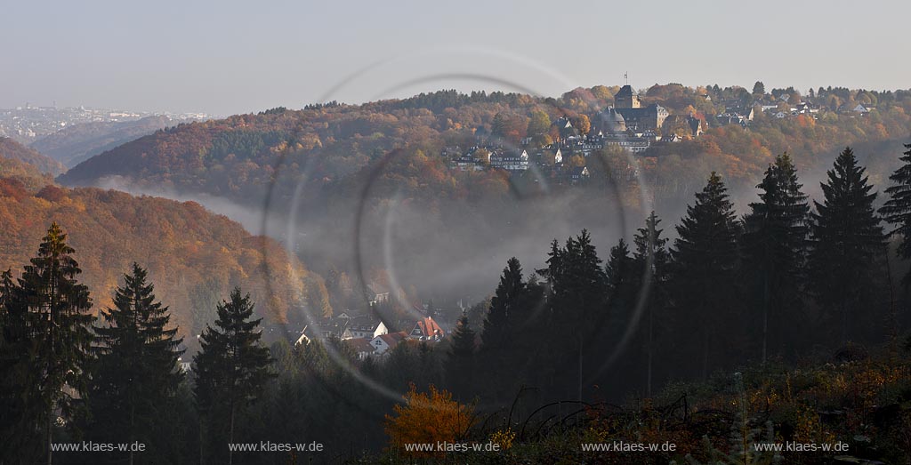 Solingen-Burg, Panoramablick mit Schloss Burg und aufsteigendem Herbstnebel ueber dem Tal der Wupper und dem Eschbachtal; Autum landscape with fog and panorama view to castle Burg in Solingen-Burg 