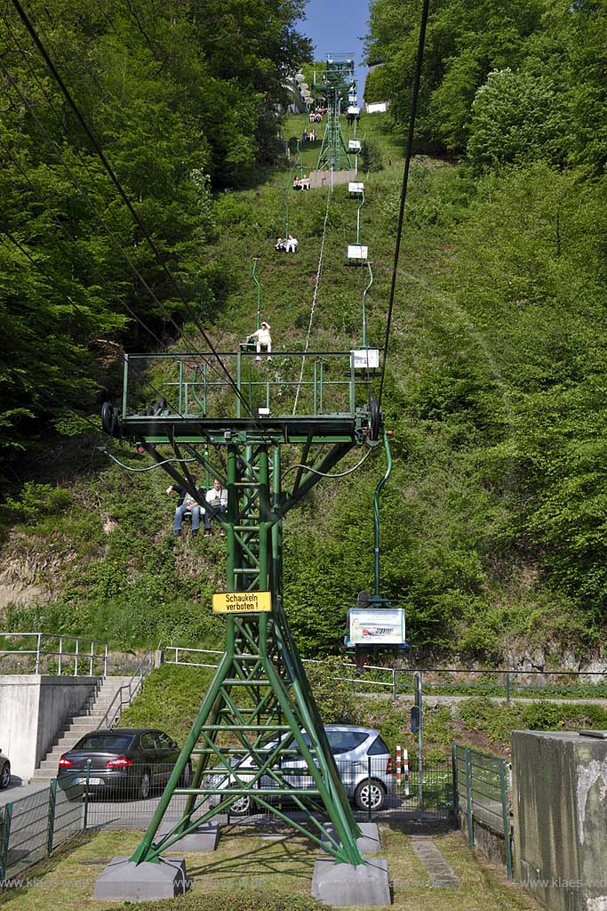 Solingen Burg Fahrt mit der Seilbahn Bergwaerts Blick Richtung Berg; Solingen Burg lifting with chairlift