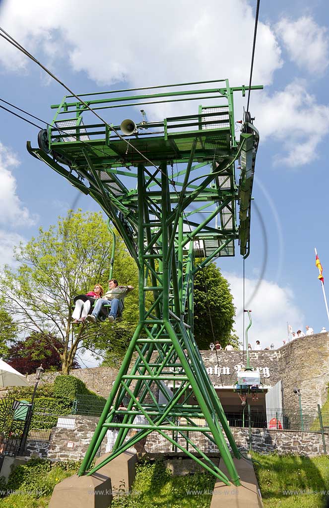 Solingen Burg Fahrt mit der Seilbahn Bergwaerts Blick Richtung Berg; Solingen Burg lifting with chairlift