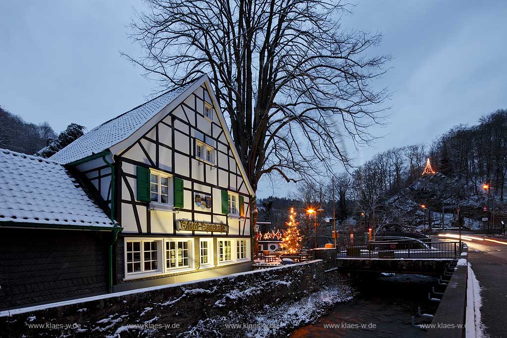 Solingen-Burg, Unterburg Weihnachtliche Stimmung zur blauen Stunde, beleuchteter Weihnachtsbaum, Fachwerkhaus alte Sparkasse illuminiert mit Eschbach ; Solingen Burg, village Unterburg during Christmas time with Christmas tree and old half timbered bankhouse Sparkasse, illiminated, beck  Eschbach