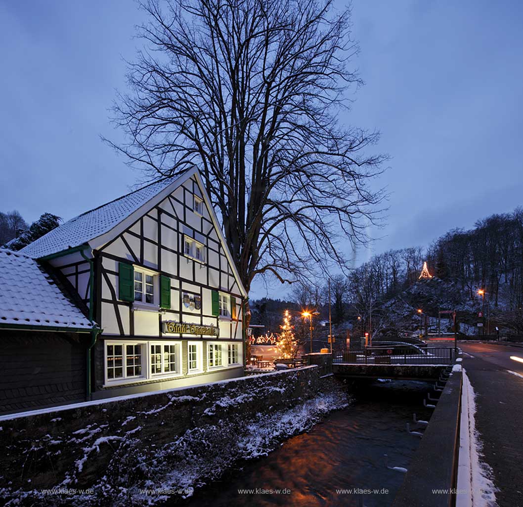 Solingen-Burg, Unterburg Weihnachtliche Stimmung zur blauen Stunde, beleuchteter Weihnachtsbaum, Fachwerkhaus alte Sparkasse illuminiert mit Eschbach ; Solingen Burg, village Unterburg during Christmas time with Christmas tree and old half timbered bankhouse Sparkasse, illiminated, beck  Eschbach