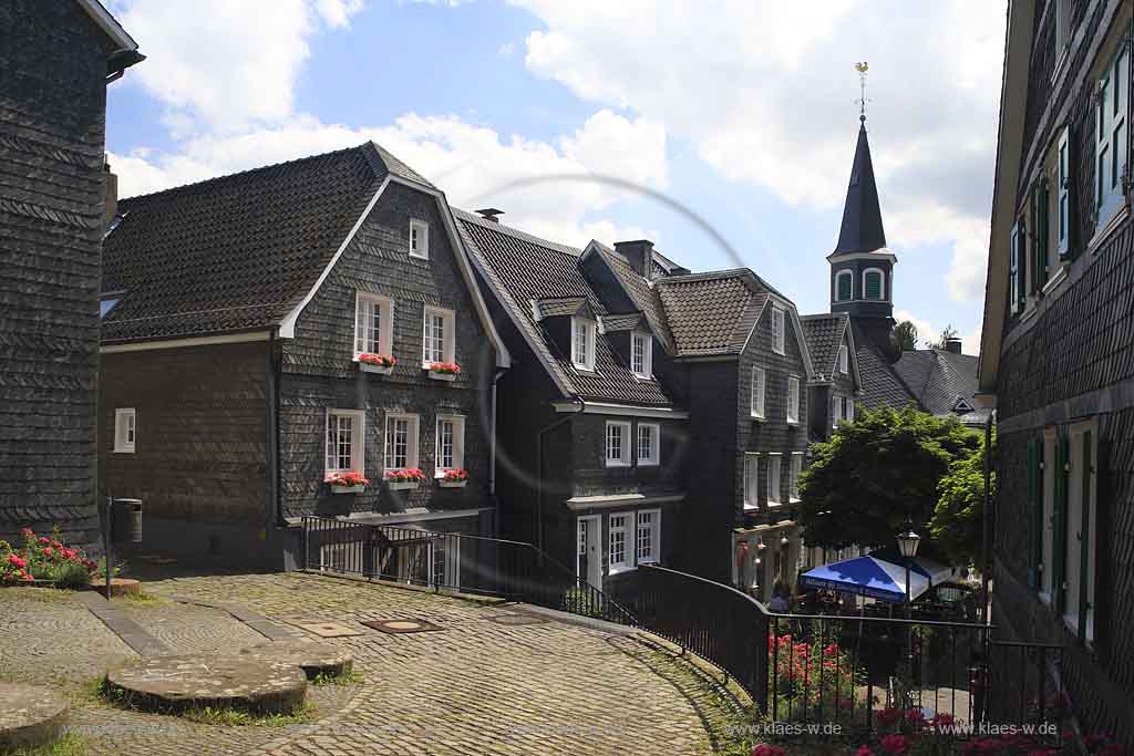 Graefrath, Grfrath, Solingen, Blick auf Markt, Marktplatz mit Schieferhaeusern, Schieferhusern und Kirchturm