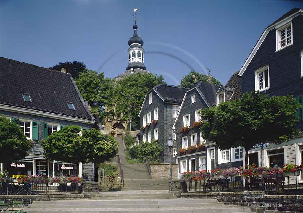 Graefrath, Grfrath, Solingen, Regierungsbezirk Dsseldorf, Blick auf Markt, Marktplatz mit Schieferhaeusern, Schieferhusern und Kirchturm