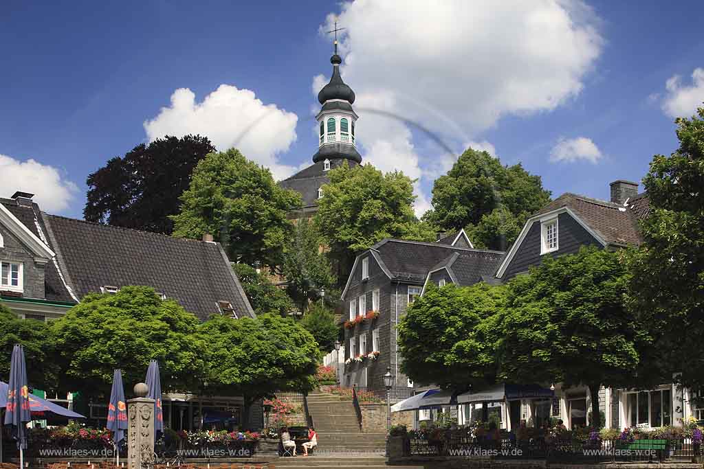 Graefrath, Grfrath, Solingen, Blick auf Markt, Marktplatz mit Schieferhaeusern, Schieferhusern und Kirchturm in Sommerstimmung