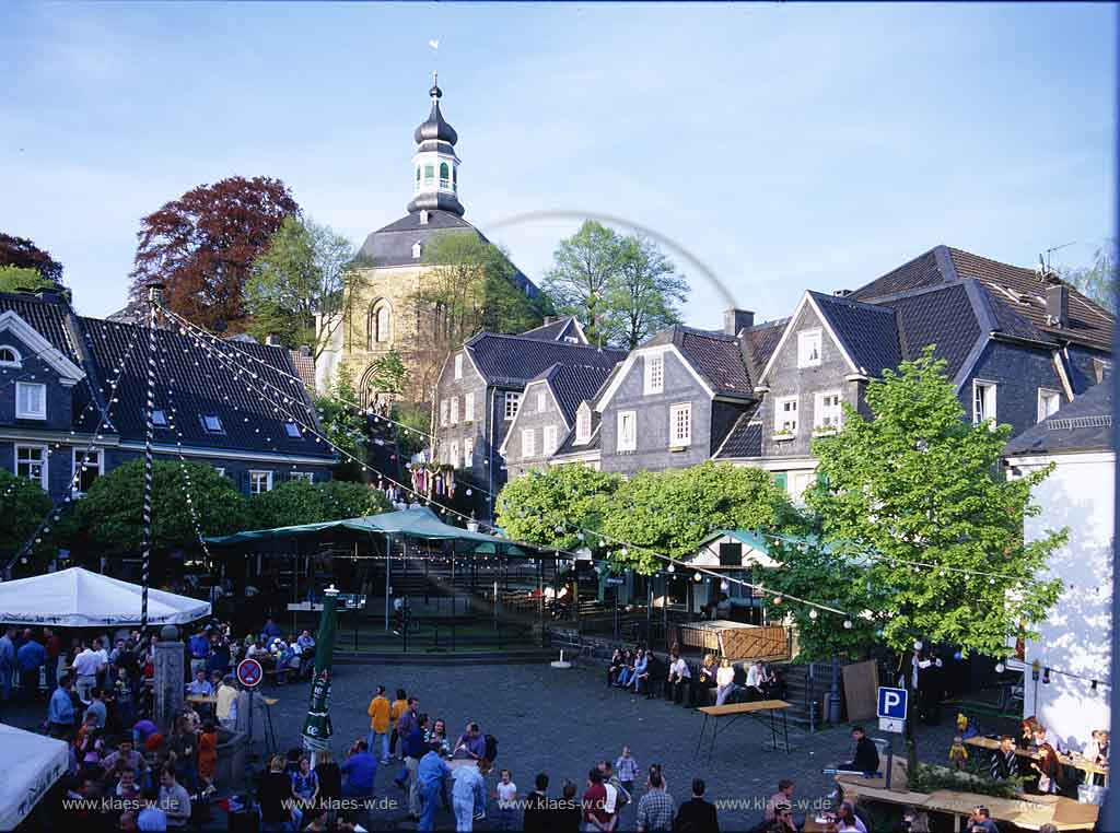 Grfrath, Graefrath, Solingen, Regierungsbezirk Dsseldorf, Duesseldorf, Markt, Blick auf Marktfest mit Bhne, Buehne, Getraenkestaenden, Getrnkestnden und Menschen