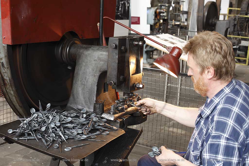 Solingen Merscheid, LVR-Industriemuseum, Rheinisches Landesmuseum fr Industrie- und Sozialgeschichte, Gesenkschmiede Hendrichs, Arbeiter demonstriert das Ausstanzen von Griffen bei Scherenrohlingen; museum of  industry and social history, an  employee shows how to blank an ear of a scissors 