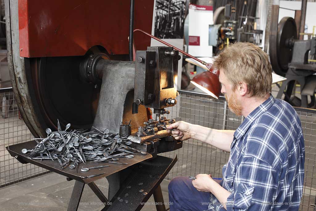 Solingen Merscheid, LVR-Industriemuseum, Rheinisches Landesmuseum fr Industrie- und Sozialgeschichte, Gesenkschmiede Hendrichs, Arbeiter demonstriert das Ausstanzen von Griffen bei Scherenrohlingen; museum of  industry and social history, an  employee shows how to blank an ear of a scissors 