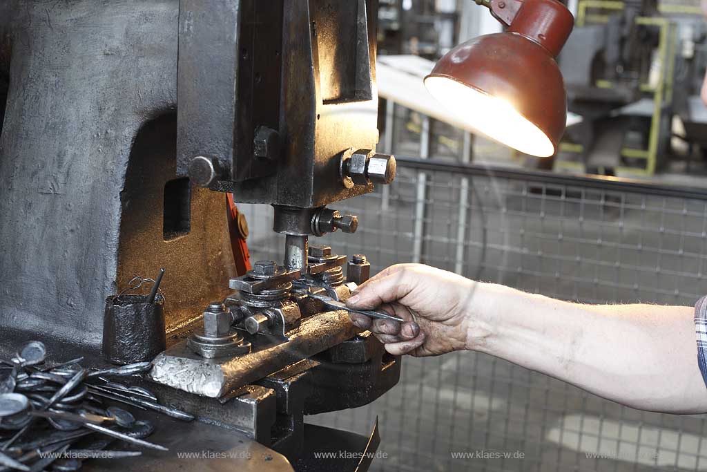 Solingen Merscheid, LVR-Industriemuseum, Rheinisches Landesmuseum fr Industrie- und Sozialgeschichte, Gesenkschmiede Hendrichs, Arbeiter demonstriert das Ausstanzen von Griffen bei Scherenrohlingen; museum of  industry and social history, an  employee shows how to blank an ear of a scissors 