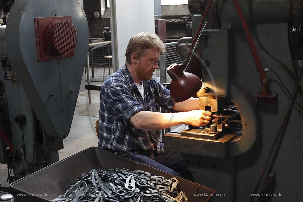 Solingen Merscheid, LVR-Industriemuseum, Rheinisches Landesmuseum fr Industrie- und Sozialgeschichte, Gesenkschmiede Hendrichs, Arbeiter demonstriert das Stanzen von Scherenrohlingen; museum of  industry and social history, an  employee shows how to blank scissors 